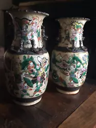 Paire d’anciens grands vases NANKIN Chine XIXE. Bordés d’une Collerette et cols rehaussés de chiens et...