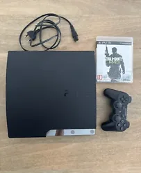 PlayStation 3 slim noireCapacité 320 GO Vendue avec une manette, le câble d’alimentation Et un jeu : Call of duty...
