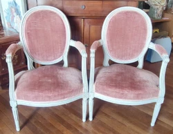 Style Louis XVI. Paire de Fauteuils médaillon. Les fauteuils bougent un peu. Assises confortables. Largeur accoudoir...