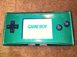 Nintendo Game Boy Micro Vert Handheld System sans chargeur. Vendu sans chargeur la Gameboy comporte plusieurs rayures...