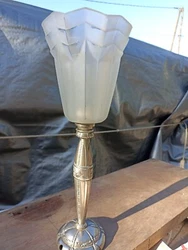 TRES BELLE LAMPE SUR PIED EN BRONZE D EPOQUE ART DECO 1930 SURMONTE D UNE TULIPE EN VERRE MOULE SIGNE DEGUE.