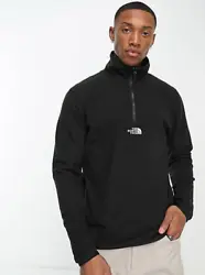 Funnel neck. Logo embroidery. Partial zip fastening.