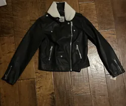 🌟Cute black Levi’s jacket size Medium Brand new 🌟. Brand new Black Levi’s Jacket! Still has tags! Black zip...