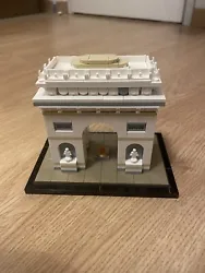 LEGO Arc De Triomphe Numéro : 21036. Très bon état Ne manque aucune piècesBien conservé Pas la notice, ni la boîte