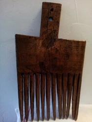 Pour séparer la laine de. UNE ANCIENNE PEIGNE. en une seule pièce de bois . H.45 x L.26 x 3cm. très belle objet en...