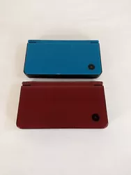 Nintendo DSi Bleu. Nintendo DSi Rouge. Nintendo DSi Blue. Nintendo DSi Red. The console turns on, hangs on a black...