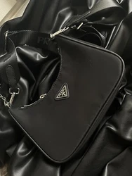 Sac prada porté une seule fois, manque l’inscription reedition nylon. Boîte d’origine avec factures