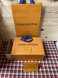 1 Boite Louis Vuitton A Chassure 30,5/22/11,5 Cm 1 Sac Papier 35,5/25/11 Cm 1 Ruban 220 Cm1 Ruban 135 Cm1 Ruban 75 Cm 1...