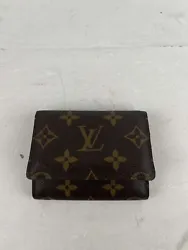 Plongez dans le monde du luxe avec ce porte-feuille Louis Vuitton, orné du célèbre monogramme de la marque. Que vous...