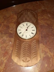 Jolie horloge murale en bois artisanale sculptée à lopinel dans le style Queyras. Vendu en létat. En très bon état...