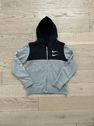 Veste Nike Swoosh gris et noir en très bon état sans défaut, étiquette de taille enlever, donc n’a pas...