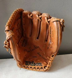 Wilson 3276 Ron Guidry RHT Leather youth Baseball Glove.  No size printed on glove, appears as youth.  Surface...