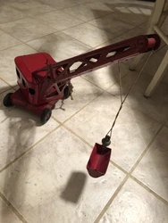 Jouet en tôle ancien, grue rouge Mécanique, 1950.