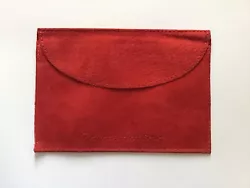 AUTHENTIQUE pochette en daim rouge CARTIER protection montre ou bijou. Très Bon état Dimensions 15,5 x 11 cm