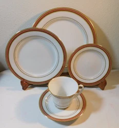 This is a gorgeous set in their KENSINGTON pattern 2029. The set is Made in Japan. The set includes 1 Salad Plate 8...
