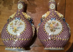 Paire de vases anciens faïence XIXème. Decor polychrome de 4 bouquets de fleurs dans un cadre médaillon de fleurons...