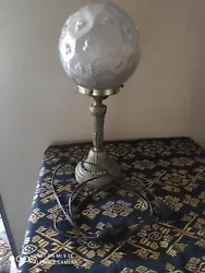 Globe art deco en verre pressé moulé. pied en bronze surmonte dun. tres belle lampe de table.