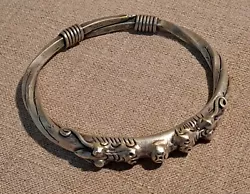 Bracelet En Argent Tibet Ethnique. Bracelet en argent à bas titre,argent torsadé a la manière des bracelets Hmong du...