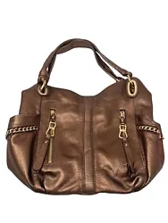 This B. Makowsky hobo bag is a stunning piece that will elevate any outfit. The exterior is made of high-quality...