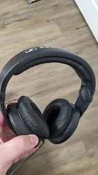 Sennheiser HD 205 Headband Headphones - Black. Please see photos. Ear pads are cracked but still works fine. As is.