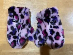 New UGG Girls Toddler Mittens Size 2 to 4 years.