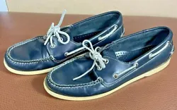 These pre-owned boat shoes are in good condition. This model laces up through 2 eyes and has a non-marking bottom. No...