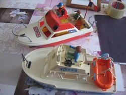 vend 2 ancien bateaux playmobil des années 80-90, sans leur moteur  avec quelques personnages , un bateau de police ...