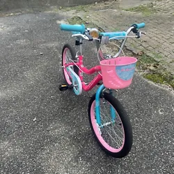 This Schwinn Elm bicycle in pink and blue is perfect for young girls who love to ride. Whether your little one wants to...