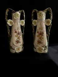 Paire de vases en porcelaine, de style Art nouveau.Numérotés2684, numéro aussi sur le col dun des vases. Petit fêle...
