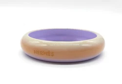 Taille : Taille répertoriée T2. Bois laqué Hermès Bracelet. En excellent état et complet avec accessoires, ce qui...