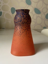 Tulipe en pâte de verre Diamètre du col : 5,4 cm~Hauteur : 17 cmCarré de 10x10 cmBon état général, pas de...