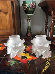 Deux tulipes pétales en pâte de verre. Auteur 9 cm de diamètre 9 cm de diamètre fixation 5,5 cm Elles sont en bon...