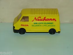 FOURGON FIAT 242 PUB DE FLEURISTE. BEAUCOUP D’AUTRES OBJETS POUR LE TRAIN HO DANS MA LISTE.