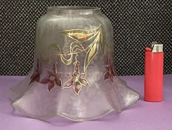 Ancienne Grande Tulipe pour Lampe à Pétrole. Tulipe doccasion avec traces dusages. A décors de fleurs violettes....