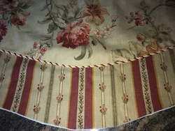PRETTY COUNTRY CURTAINS PETTICOAT VALANCE 52”W X 15”L. Condition is Used. IT’S IN EXCELLENT CONDITION EXCEPT FOR...