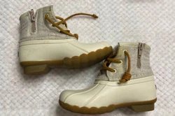 The laces have faded a little onto the fabric showing a yellow stain see photos. Minor signs of wear on the upper part...