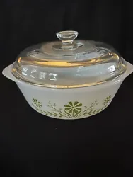 Glass Bake/Fire King Vintage Duchess 1 1/2 Quart Round Ovenware Dish with lid. In great shape, beautiful old dish & lid.