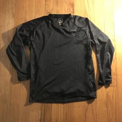 This authentic Supreme Soccer Jersey in size L is perfect for any soccer enthusiast. The jersey features long sleeves...