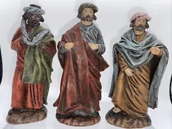 Trois santons en terre cuite et tissus imprégné.Une étiquette indiquant J Fernandez Espagne sous l’un...