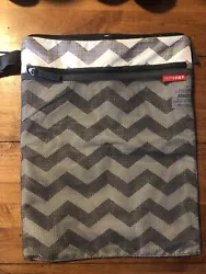 This Skip Hop Grab & Go Wet/Dry Bag is a must-have for parents on the go! This gray and white Chevron patterned Clutch...