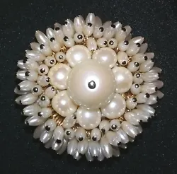 This attractive brooch has faux pearls with gold tone pins and gold tone backing. Very good preowned condition.
