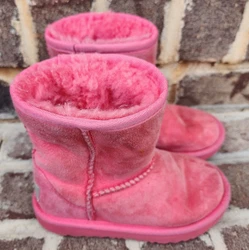 These adorable boots are in good condition with lots of life left! Smoke-free home.
