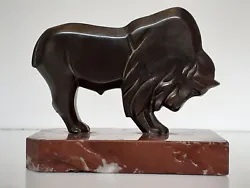Très belle sculpture en régule à patine bronze présentant un bison de style et dépoque art déco. Vers 1920,...