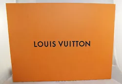 Authentique boite Louis Vuitton. Taille: 47 x 35.5 x 8.4 centimètres.