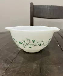This Pyrex Cinderella Bowl features the beautiful Green Ivy aka Ivy pattern and is perfect for all occasions. The round...