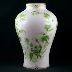 Joli vase ancien en porcelaine par Haviland à Limoges. Beautiful antique porcelain vase by Haviland from Limoges,...