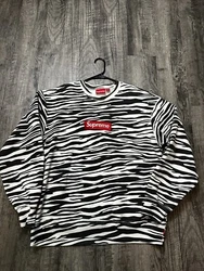 Super vibrant Supreme box logo. Size XL fits super comfy.FW22.