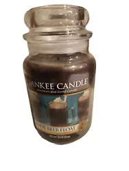 Indulge in the nostalgic charm of a classic Root Beer Float with this Yankee Candle jar. With a generous 22-ounce size,...