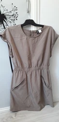 Robe H&M 38 /40., coloris taupe   2 vrais poches a zip de coté . Tres bon etat. Noté 40 mais plutot 38.