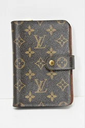 Composition : toile monogram. Largeur : 3 cm. Hauteur : 10,5 cm. Longueur : 15,5 cm.